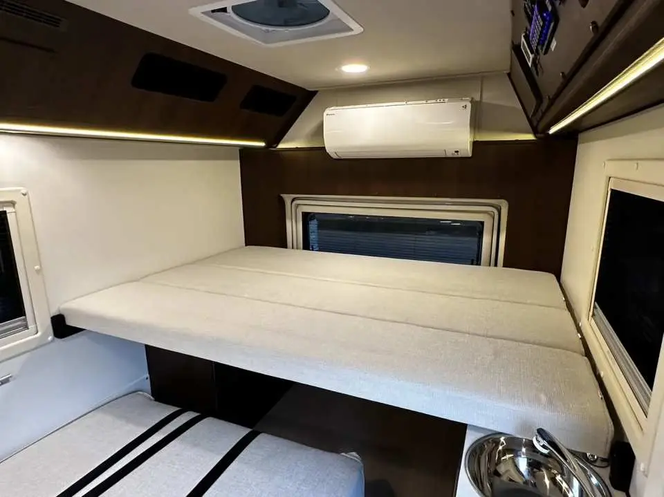 Giường rộng phía sau: 2 người lớn (ước tính)