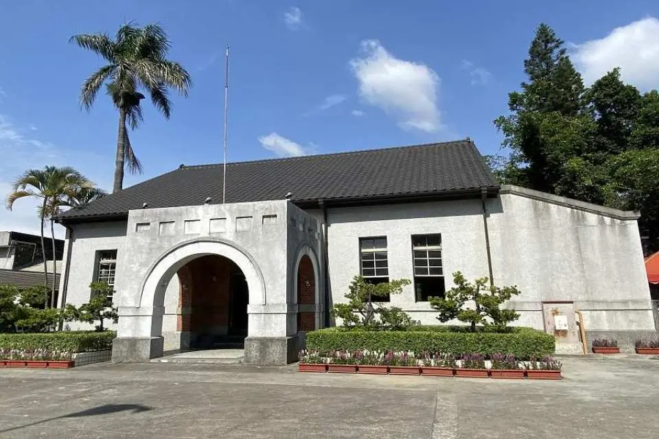 【獄政博物館】是台灣唯一完整保存的日治時期監獄建築，由於建築狀況良好，嘉義舊監獄修復完成後，成立全臺唯一的「獄政博物館」。在此參觀可一窺當時受刑人的生活環境、歷代刑具等等，還可試穿當時典獄長的制服與值星帶，進一步感受獄中氛圍。
