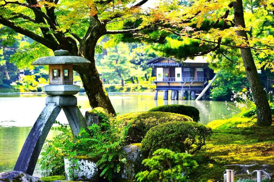 三大名園之一：兼六園以兼具「六勝」之美而得名。六勝所指的意境分別是宏大、幽邃、人力、蒼古、水泉和眺望。因為一般的庭園要想展現寬闊的氣派（宏大），就難免欠缺清幽與深邃（幽邃）；若要加上人工雕琢（人力），則容易喪失古璞（蒼古）之風；而多用瀑布或池塘（水泉），則會失去開闊的視野（眺望）。詩中提到唯獨能兼顧這六種意境的只有洛陽的湖園。兼六園屬於「迴遊式」的庭園。充分利用土地面積種植多彩的花草樹木，在適合的地點穿插建造亭台、假山、池塘曲水與茶室，使得來訪者必須穿梭其間，才得以瀏覽庭園全貌。