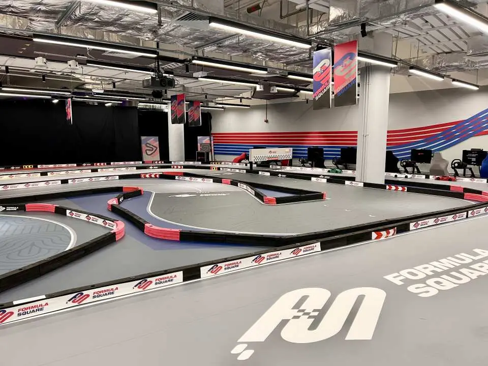 香港Formula Square室內遙控車賽道嘅全景，展示其獨特設計嘅彎道同直道，為玩家提供刺激嘅實體虛擬賽車體驗。