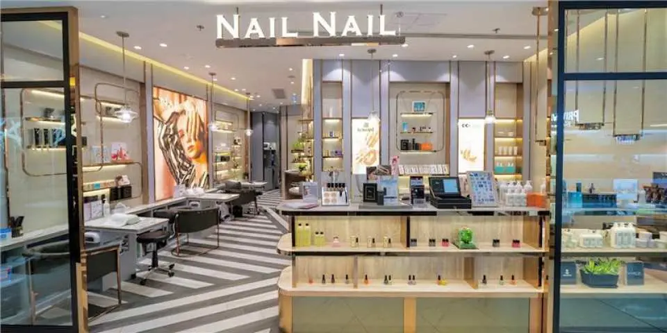 NAIL NAIL - 以傳統鉸剪修甲技術和優質甲藝服務享負盛名。憑藉逾20年專業匠藝精神，致力為您呈獻最尊貴舒適的美甲體驗。