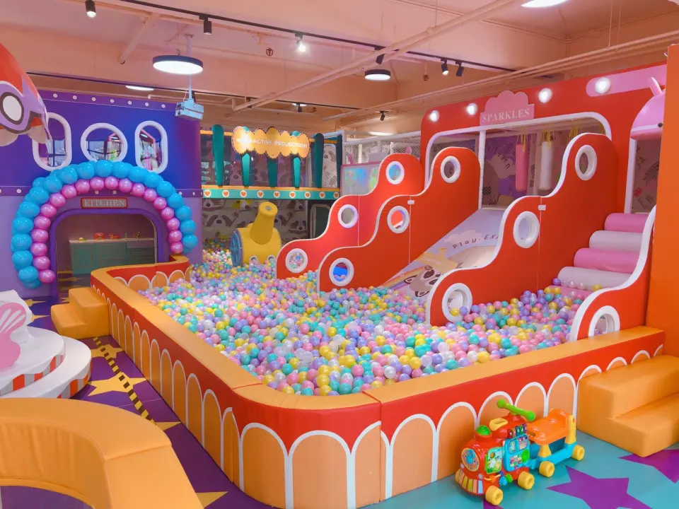 觀塘SPARKLES PLAYHOUSE繽紛波波海區，設有刺激滑梯，小朋友可在深不見底的彩色波波池中盡情玩樂，是親子同樂的好選擇。