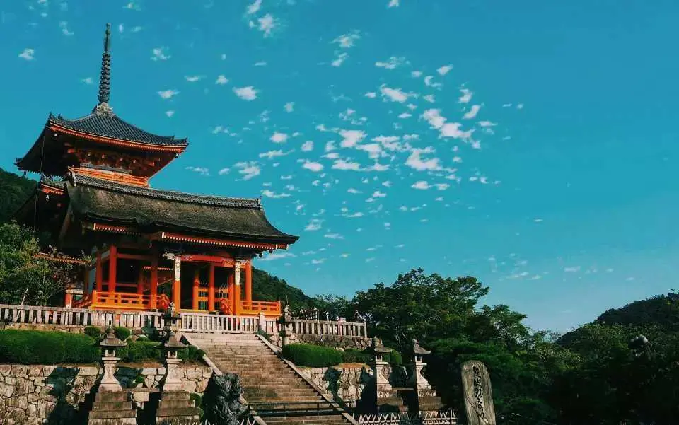 ・世界遺產清水寺：名稱源於「音羽瀧」，據說飲其水可治百病；供奉月下老人的「地主神社」，戀愛占卜聞名全國，想要祈求良緣的人可別忘了試試姻緣石，據說只要閉著眼睛從石塊的一方筆直走到另一邊摸到石塊，姻緣就會來臨；另外寺前的200公尺的產寧步道，兩旁京味小舖林立，等待您去探尋。 另外清水寺於1994 年被列為聯合國教科文組織的世界文化遺產。在這邊可以俯瞰京都市全景。 其美景每年都會吸引大量日本國內外的旅客前來參拜。尤其到了紅葉、櫻花和新綠盛開的季節，不同的景色會更加迷人，讓人流連忘返。
