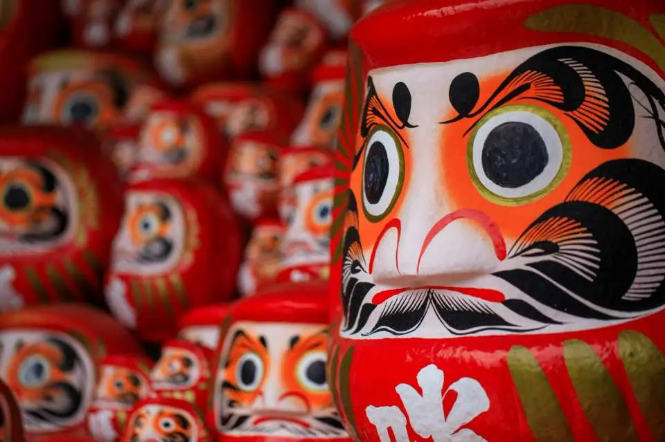・網紅景點勝尾寺：1300年前起被人們以勝利的寺廟供奉，現今則是舉凡升學，身體健康，去穢氣等各種想要贏得好運時所參拜的寺廟所聞名。寺內各處都有擺設達摩不倒翁及達摩神籤。另外因寺內因種植了櫻花、紫陽花，以及秋天還有紅葉，所以一年四季都有不同景色百花繚亂，美不勝收。也可以自行在此購入勝利達摩不倒翁，加強運勢喔！