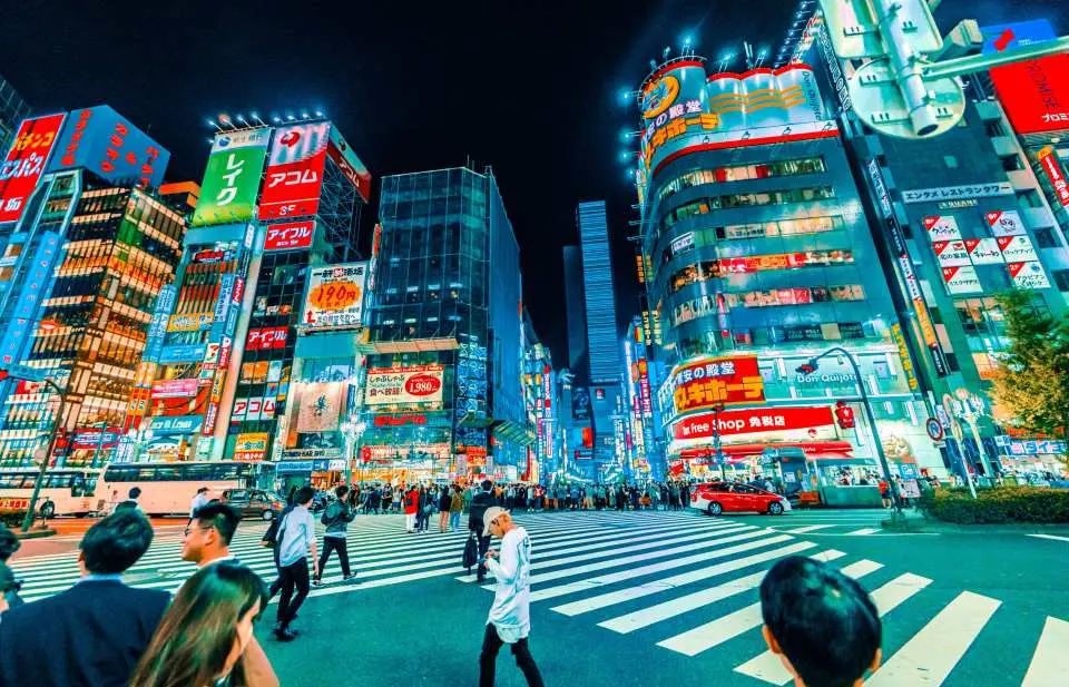 新宿是整個東京最著名的繁華商區之一,熱門區域主要集中在以新宿站為中心向四周擴散的區域。