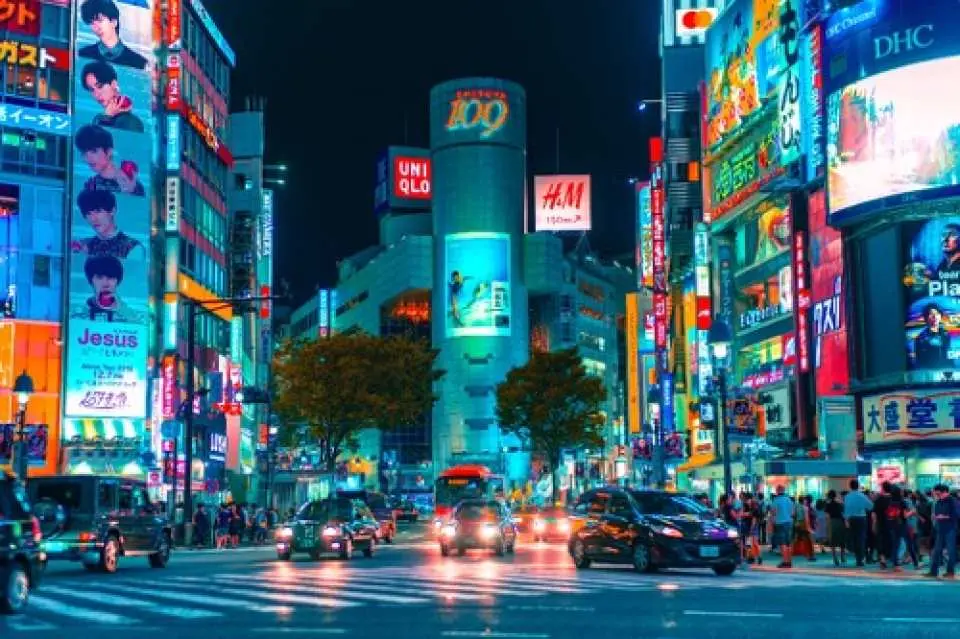 涉谷是東京的一個副都心,也是最大的商業街之一,站前的澀谷109是最有名的商店,而且澀谷離表參道和原宿都很近,因此人員非常密集。