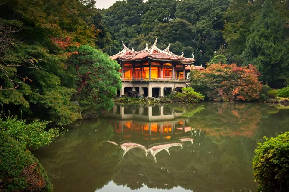 新宿御苑是東京最大的日式庭園和法式庭園相結合的公園,位於市中心,是跨越新宿區與澀谷區的庭園,面積約58公里,堪稱鬧市中的一座綠意盎然的歐式庭園