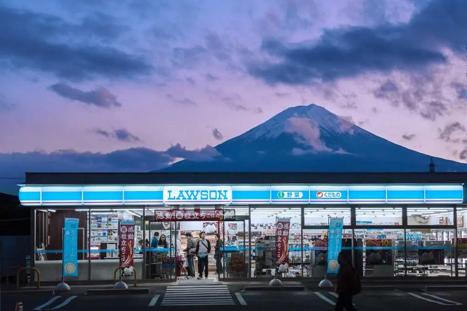 到達羅森 河口湖站前店附近