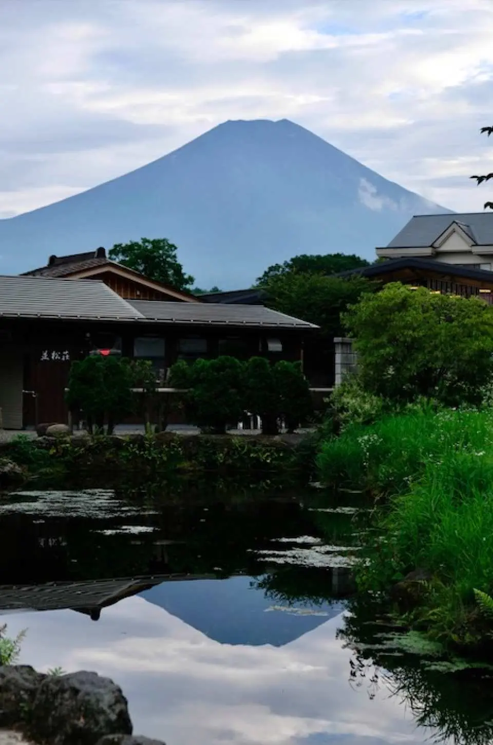 忍野八海是日本山梨縣山中湖和河口湖之間忍野村的湧泉群。因為錯落有致地散佈著八個清泉，「忍野八海」故而得名且名揚四方。
