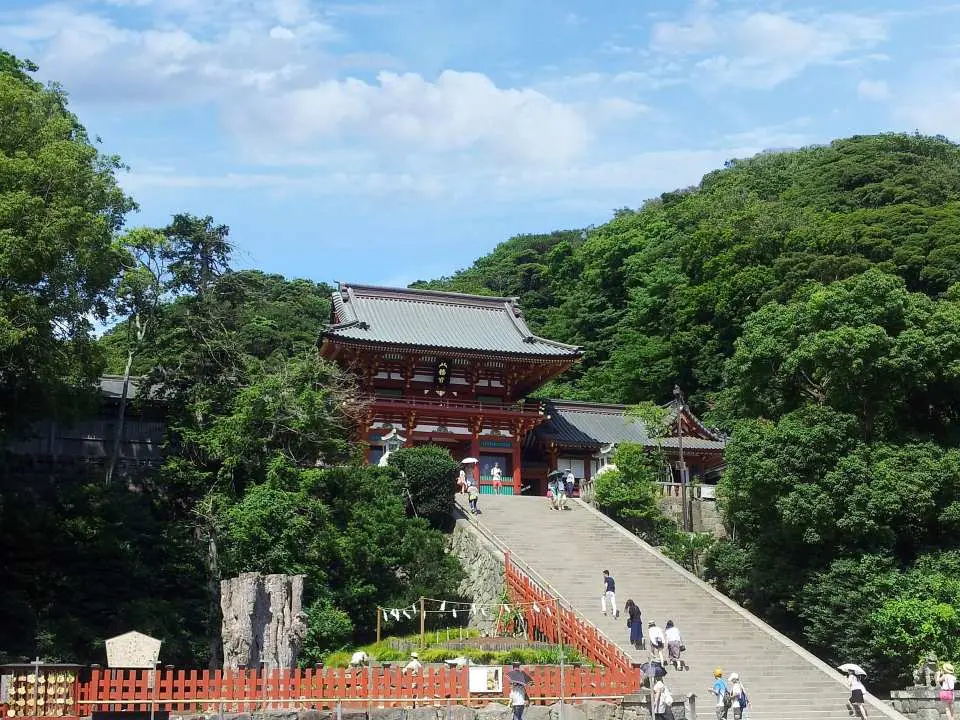 鶴岡八幡宮是位於日本神奈川縣鎌倉市的神社,是三大八幡宮之一,主祭神是八幡三神:應神天皇、比賣神、神功皇后。 鶴岡八幡宮在中世是武家守護神的信仰中心,仍是鎌倉的標誌。