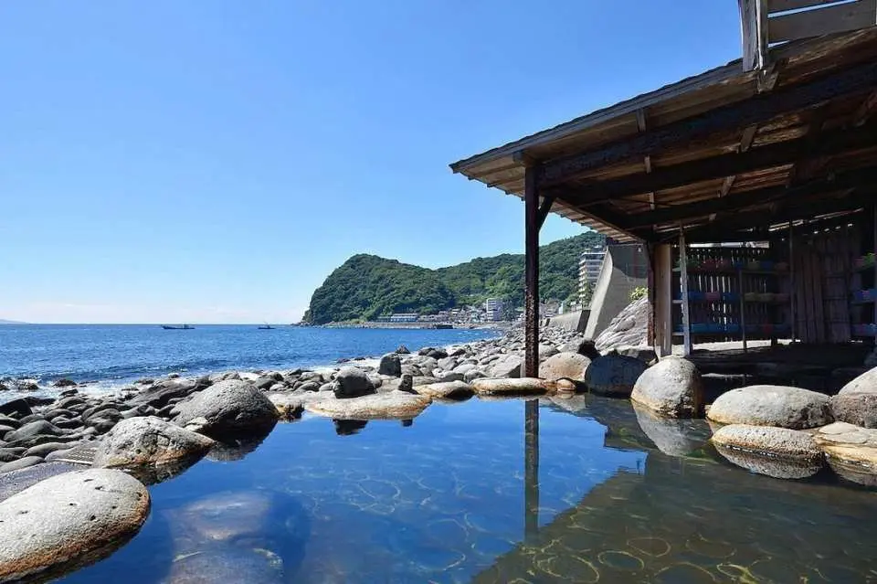 5. 黒根岩浴場・北川温泉
ビーチにある露天風呂。目の高さが海面とほぼ同じなので、まるで海の中にいるような気分になれます。全国の温泉愛好家から絶賛され、日本経済新聞の「天然温泉十選」にも選ばれました。
汽水塩化物泉から湧出するお湯です。波の音をBGMに、潮風と磯の香りを感じながら、いつまでも湯に浸っていたくなります。