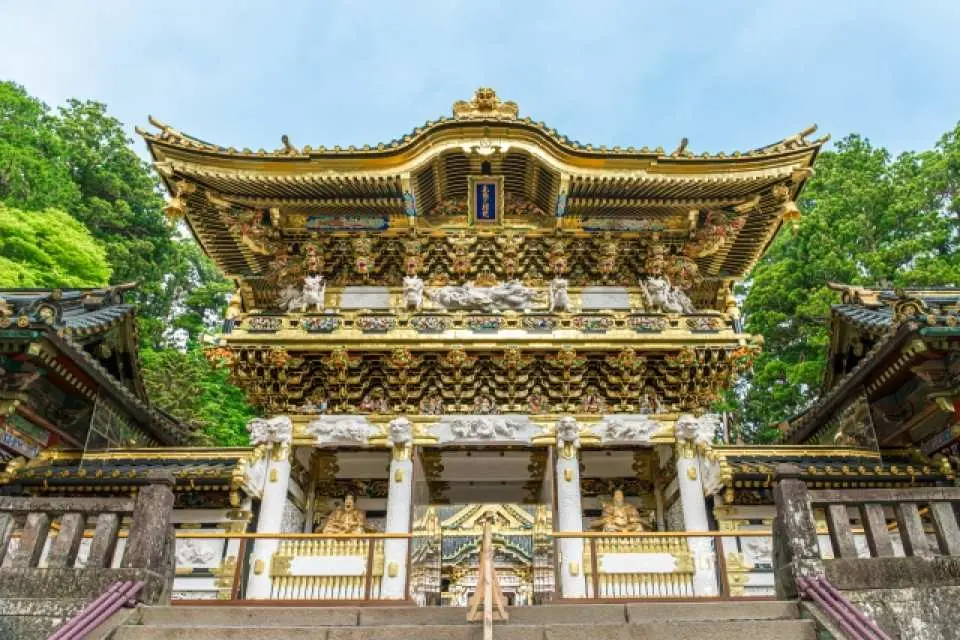 日光東照宮 - 日光寺社の最も有名な神社であり、世界遺産の 1 つであり、江戸時代の初代将軍である徳川家康を祀っています。ここに来たら、「三猿」「眠り猫」「叫び龍」など、物語性あふれる彫刻をぜひお見逃しなく。 2020年のオリンピックに向けて、政府は12億円を投じて日光東照宮の大規模な建設と改修を行っている。ぜひここに来て、日本の東照宮の新しい姿をチェックしてみてください。