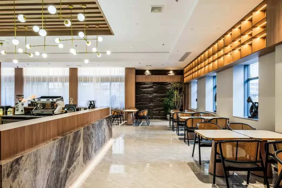 辦理退房，酒店接送餐廳用餐