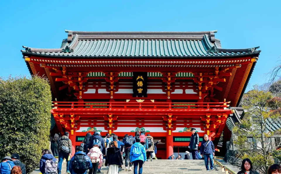 【路線 D 】鎌倉一日遊：鶴岡八幡宮(停留時間約 60 分鐘）→ 小町通商店街（自由午餐・停留時間約90分鐘）→ 鎌倉大佛（停留時間約30分鐘）→ 鎌倉高校前(平交道口)（停留時間約20分鐘）→ 江之島（停留時間約90~120分鐘）