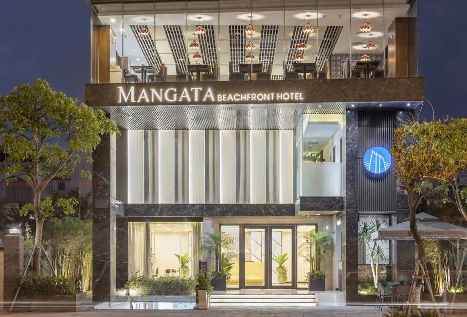 曼加塔海濱飯店 (Mangata Beachfront Hotel) 是一家全新的四星級豪華飯店，鄰近範文同 (Pham Van Dong) 海灘。距離大海步行僅需1分鐘，距離市中心4.5公里，距離峴港機場6.6公里，距離巴拿山、山茶半島、會安等景點約25分鐘車程古鎮。