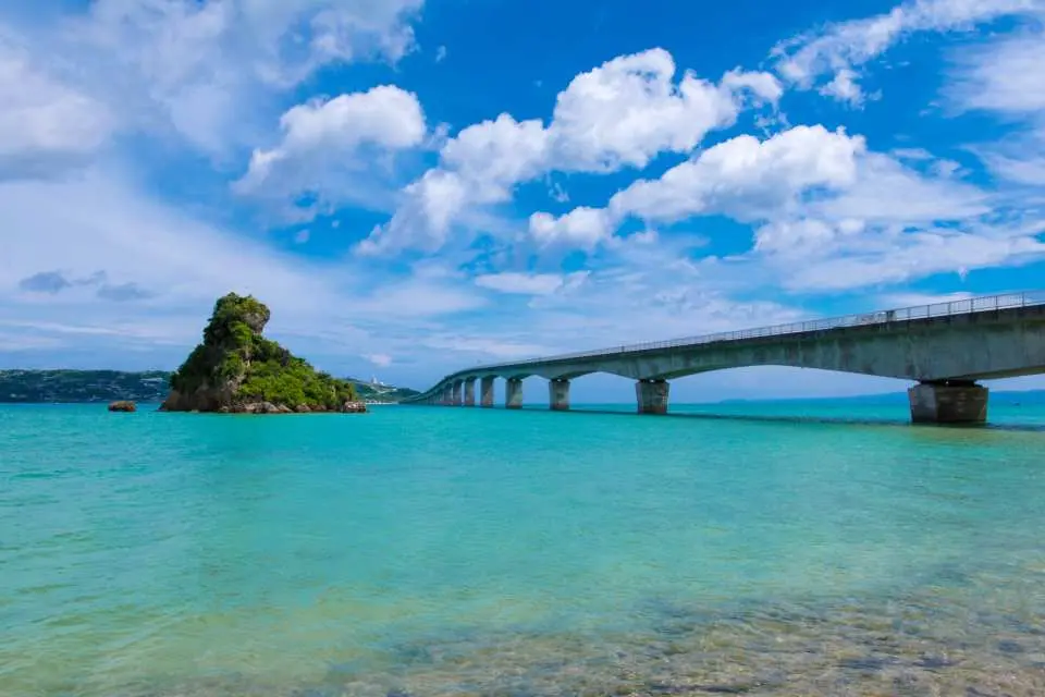 A 路線【經典遊】08:30 飯店出發→ 10:00-11:00 古宇利島 +海洋塔（停留時間約60 分鐘）→ 11:30-14:30 美麗海水族館～海豚表演秀（含自由午餐時間，停留時間約 180 分鐘）→ 16:00-17:30 美國村（停留時間約90分鐘）→ 18:30 返抵飯店結束行程