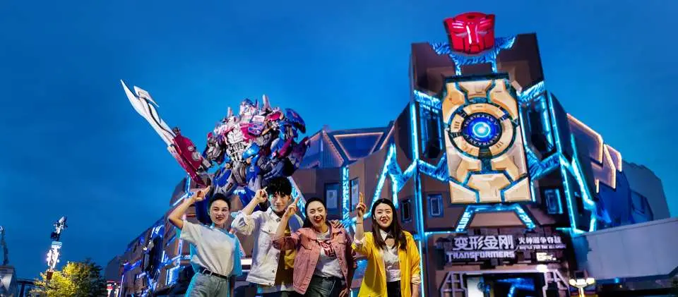 ก้าวเข้าสู่สวนสนุก Universal Studios Beijing ก่อนเลี้ยวซ้ายข้ามถนน Hollywood Boulevard ที่เป็นแหล่งรวมเหล่าดาราดังแห่งฮอลลีวู้ดเพื่อเข้าสู่โซน Transformers Metrobase โซนสวนสนุกในธีมทรานส์ฟอเมอร์แห่งแรกของโลก ที่ที่คุณจะได้เข้าไปสำรวจโลกภายในฐานทัพของ NEST ในปักกิ่ง โดยมีเหล่าออโต้บอทส์ (Autobots) รอคอยการติดต่อของคุณ พร้อมหรือยังที่จะรับบทบาทเป็นเอเจนท์คนสำคัญเพื่อทำภารกิจสุดมันส์ที่จะทำให้คุณตื่นเต้นสุดหัวใจ