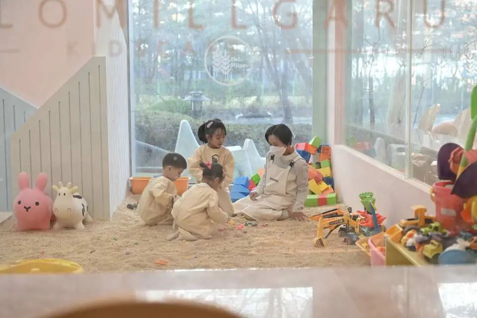 穀物ルーム：子供たちが、スタッフや保護者と一緒にインタラクティブな体験をできます