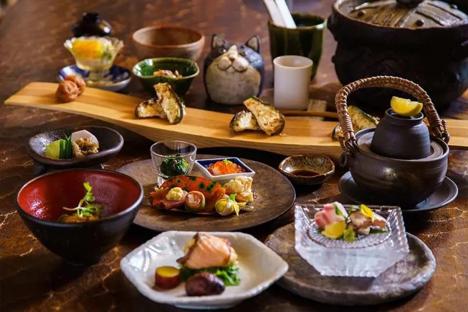 ランチ：和食会席をお楽しみください。*コース料理で月替わりのメニューになります。