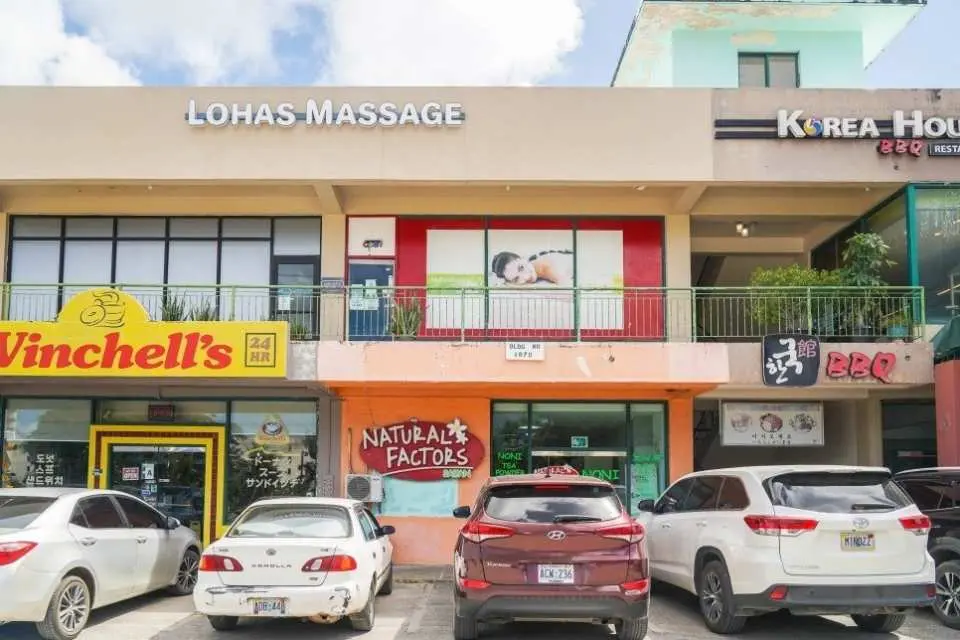 サイパンのロハス・マッサージの目立つ店構え。商業地区に位置し、旅行者が easily 見つけて訪れることができ、韓国式マッサージと無料空港送迎サービスを提供しています。