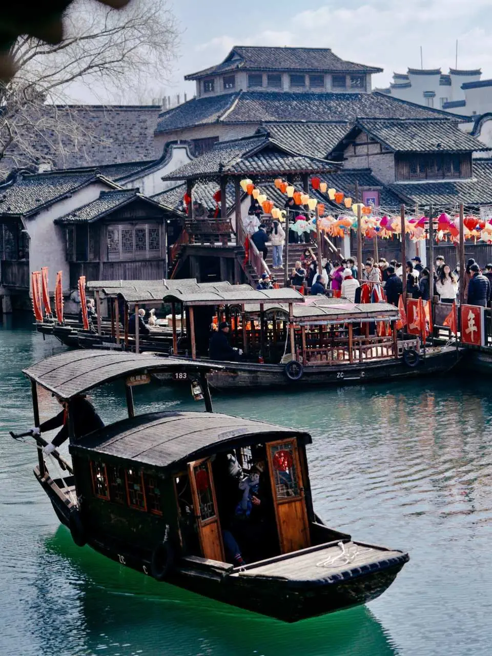 上午：早餐後，大家學習生產技術，採購廚房用具。隨後前往烏鎮（西）－烏鎮是中國最大的水鄉古鎮，擁有1300多年的歷史，古老的石橋、石板路和木結構建築展現了這一點。雕刻精美。幾乎仍保留著1000多年的建築和生活習俗，O Tran已成為每個人至少想去一次的旅遊目的地。您可以在 O Tran 自由探索美食、建築並拍照。