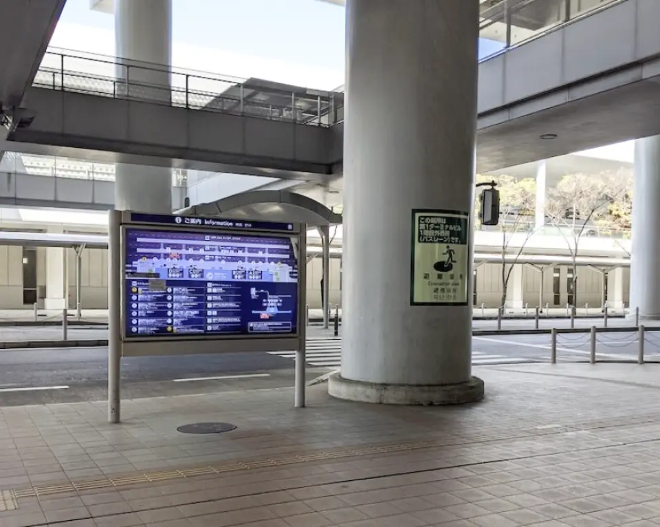 【指引2】出來後，穿過右側的行人穿越道。