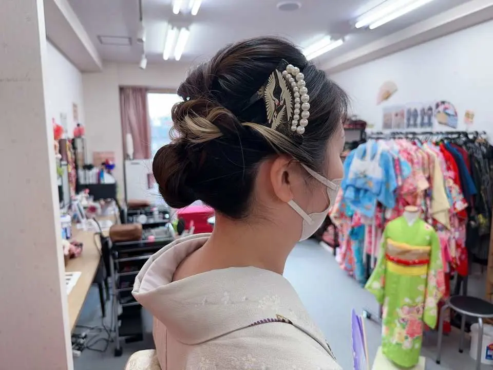 和服髮型特寫，髮髻高雅別緻，飾以精美珍珠髮夾，展現京都和服租借方案中包含的免費特色髮型。