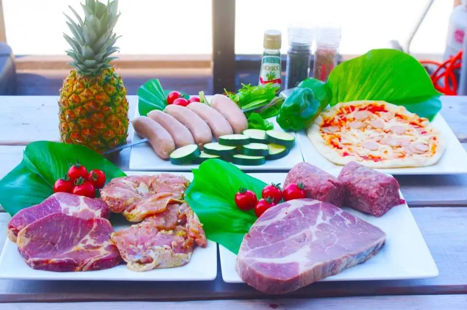 店家提供當日新鮮食材與齊全燒烤器具，無需自行準備即可入場享用