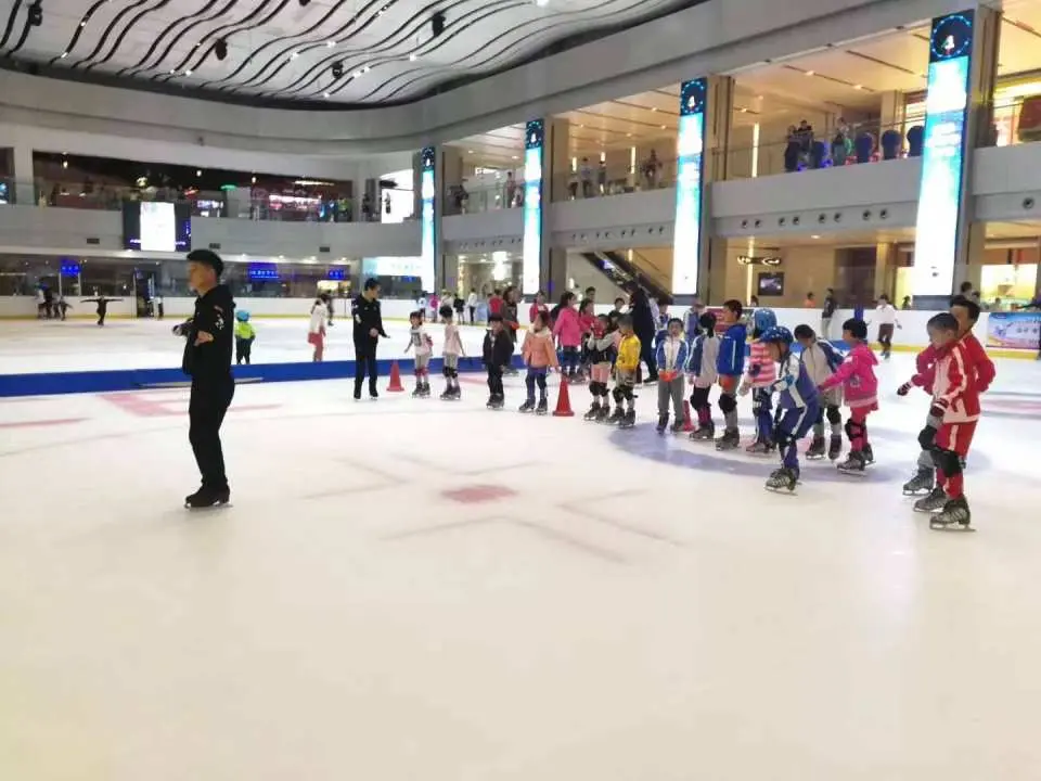 位於深圳龍華區觀瀾湖新城MHMALL，這裡集運動、休閒、溜冰於一體，高品質的冰面質量，給場內溜冰者創造舒適安全的溜冰環境，也給您帶來絲滑無比的溜冰體驗！