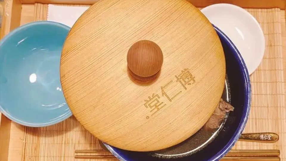 台南博仁堂連續兩年獲得國際米其林必比登推薦美食，從中藥舖的角度出發，講究的不只是風味，也專注藥材的品質、藥效是否得以發揮，從烹製順序與組合，均可見專業之處。