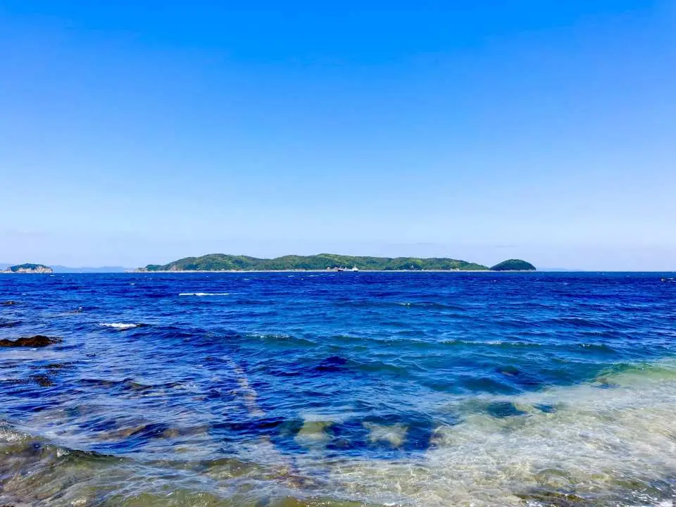 和歌山的神秘無人島「友島」是浮在紀淡海峽四個島嶼（沖島・地島・虎島・神島）的統稱，過去曾是日本的軍事用地，島上至今仍留下需多砲台遺跡，彷彿真實版的天空之城。據說是吉卜力動畫《天空之城》的取景地，在島上的時光彷彿置身於宮崎駿的動畫世界。