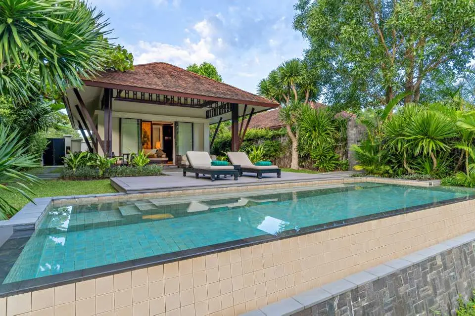 반얀트리 랑코(Banyan Tree Lăng Cô)의 럭셔리 라군 풀빌라(Lagoon Pool Villa)는 베트남풍 건축물과 가구를 갖추고 있으며, 문을 열면 목재 일광욕용 데크로 연결되며, 자연석 계단을 통해 전용 수영장으로 연결됩니다.