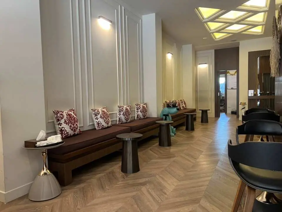 방콕 A 타이 마사지의 우아한 대기 및 휴식 라운지입니다. 편안한 긴 의자, 세련된 장식, 평화로운 분위기를 자랑하며, 트리트먼트 전후의 휴식에 이상적입니다.