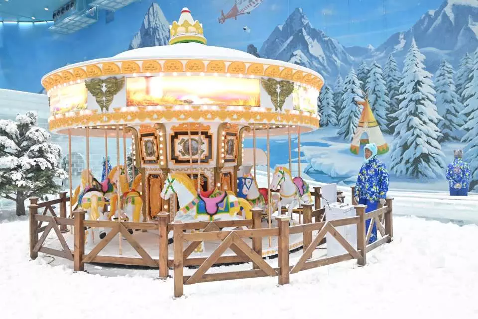 The snow group rode the snow carousel, which symbolizes eternity, to the ice and snow castle. When they saw the castle up close, they were amazed at the shocking feeling it brought to the soul. The second floor of the castle is a snow sculpture exhibition area, which presents the kingdom's past history and popular science knowledge about ice and snow. Standing on the castle balcony on the third floor and looking out, you will find that there are three dragon rotating ice slides, glacier slides and wave snow slides circling around the castle. The three slides are integrated with the ice and snow castle complex through the connection of the bell tower.