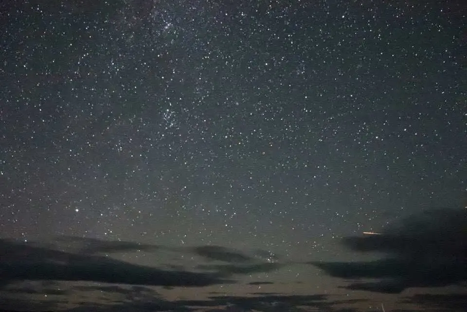 몽골의 맑고 어두운 밤하늘에 은하수와 수많은 별들이 빛나는 경이로운 풍경, 잊지 못할 별 관측 경험에 최적입니다.