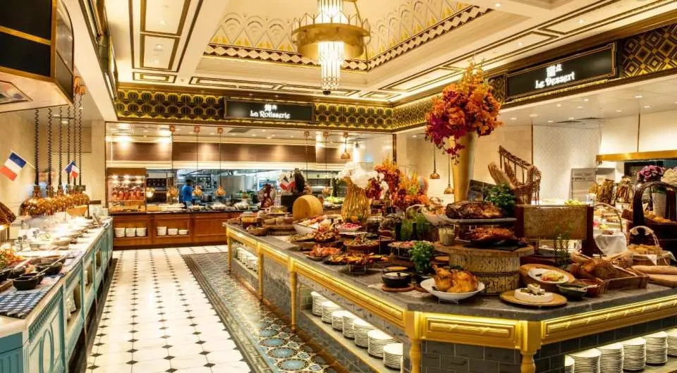 Order hot plates and exquisite dishes with a fusion of flavors from multiple countries, including pan-fried foie gras, Beijing duck, etc.