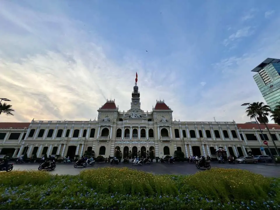 [SPOT INTRODUCTION] Ho Chi Minh City Hall- stands as a testament to the city's rich past and its ongoing evolution as a dynamic metropolis, reflecting the intersection of tradition and modernity in Vietnam's cultural capital.