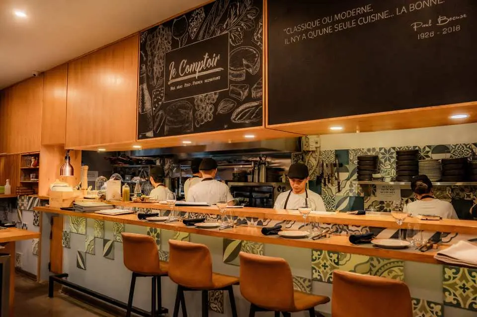 開放式用餐區，食客可觀賞專業廚師示範烹飪技術