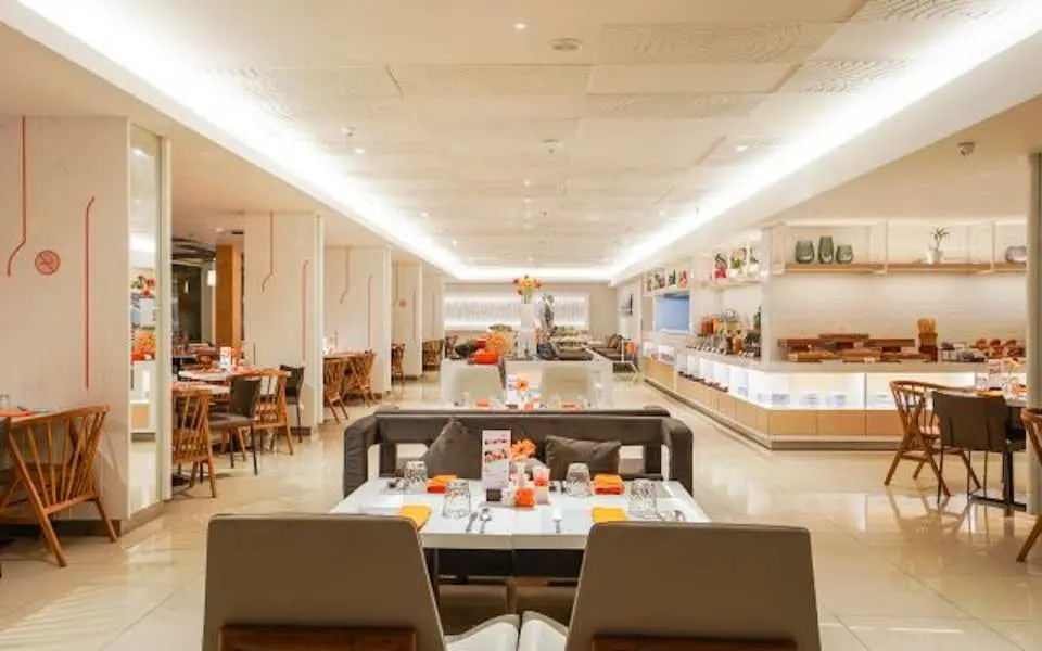 Indulge in a diverse and healthy selection of international and Indonesian cuisine, as well as a dedicated Korean menu corner during the breakfast buffet at HARRIS Café