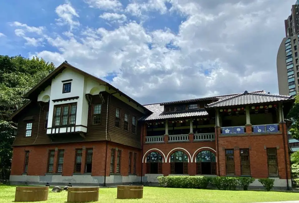 北投溫泉博物館 - 仿照日本靜岡縣伊豆山溫泉的方式興建而成，是當時規模最大、最華麗的公共浴場