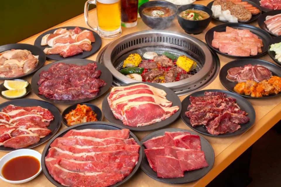 午餐享用日式燒肉吃到飽，品嚐各式肉品、甜點等美味料理