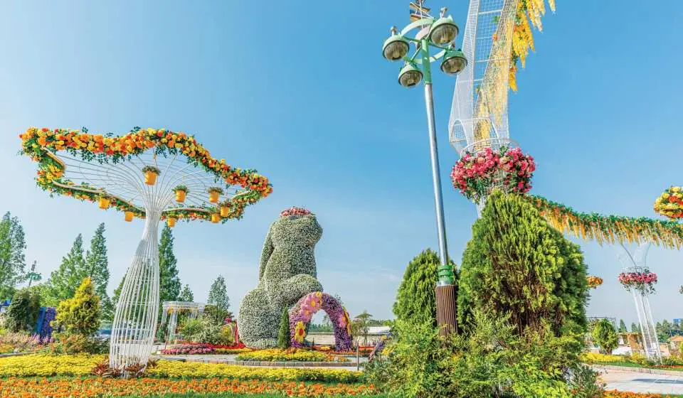 Admire the stunning and artistic flower sculptures and exhibitions