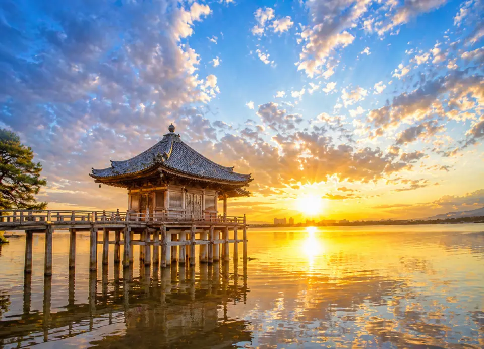 湖面倒映金色夕陽，浮御堂宛如漂浮在夢境之中。