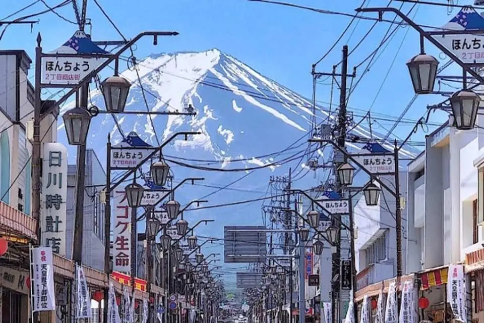 日川时计店：打卡网红景点，观赏富士山与街景融为一体。 （停留20分钟）
