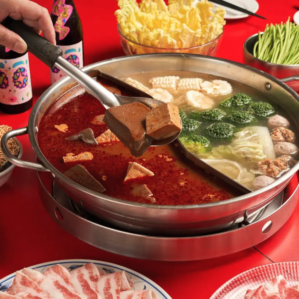 溫潤濃厚的麻辣湯底加上如果凍般絲滑的鴨血豆腐，簡直絕配！