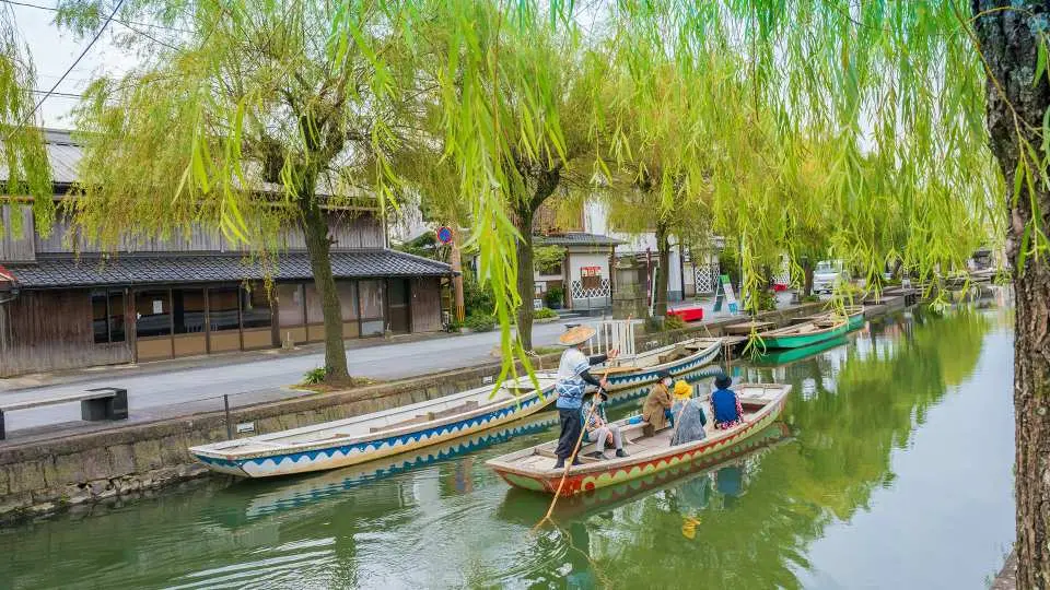 福岡県南部に位置する柳川市は、広大な人工運河が広がる「水の都」として知られ、「九州のベニス」とも呼ばれています。運河舟下りを楽しみながら、水辺の景色や趣のある街並みを堪能できます。地元で獲れた新鮮なウナギを使ったうなぎ飯は、ぜひ味わっていただきたい名物です。また、柳川藩主立花家の旧邸宅である立花邸を訪れ、豊かな歴史、文化、そして地元の風習に触れることもできます。