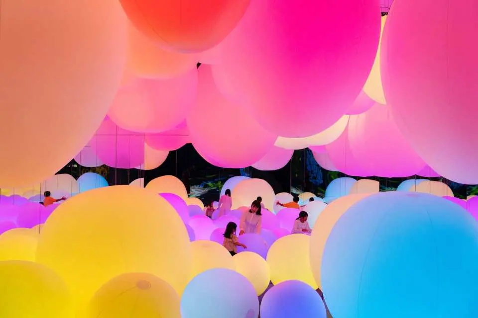 《光球管弦樂團》當球體滾動，顏色和聲音進而產生變化，這些發光的球體就能演奏一場管弦樂表演。 滾動面前的球體，球體的顏色會產生變化還會發出聲音，體驗者們可以在同一個空間裡，用自己的身體去觸碰大小不同的球體，來讓空間發生變化，並自由地演奏音樂。