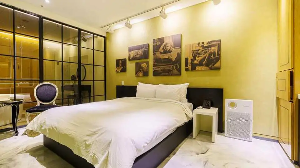 The hotel offers comfortable and spacious room, free Wi-Fi, and 24-hour front desk service, making it ideal for travelers on short trips to relax. The hotel also includes airport transfer service, making it an ideal choice for easy travel without having to transfer.