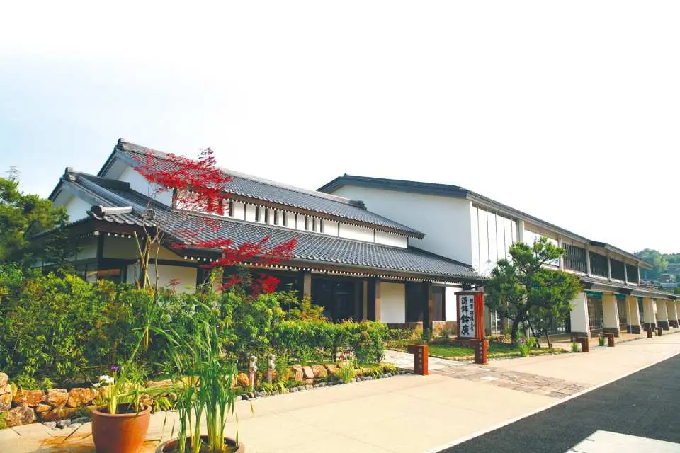 Arrive at Suzuhiro (free shopping, stay for about 30 minutes)