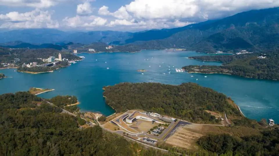 15:00 น. ศูนย์บริการนักท่องเที่ยว Xiangshan หรือเจดีย์ Ci En หรือวัด Man Mo